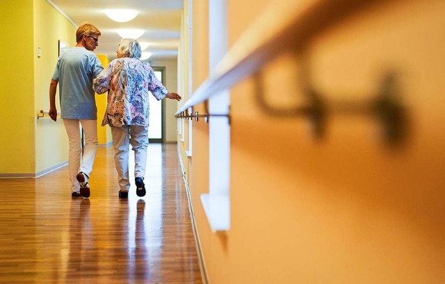 Altenpflege ist keine Kinderkrankenpfl... soll trotzdem vereinheitlicht werden.  | Foto: dpa