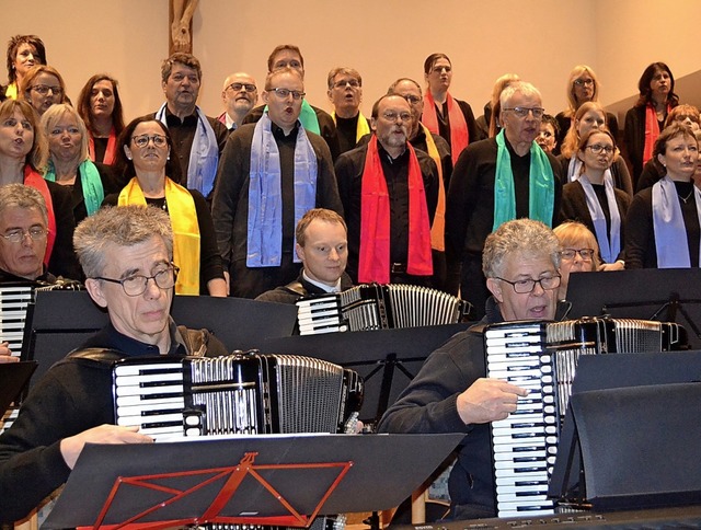 Der Handharmonikaclub Rtenbach und di...ss des Kirchenkonzertes in Rtenbach.   | Foto: Liane Schilling