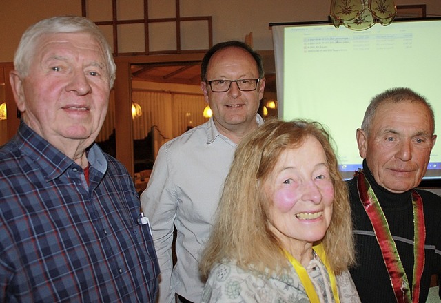 Vorsitzender Rolf Maier (Mitte) prmie...bert Mller ist seit 15 Jahren dabei.   | Foto: Gerd Leutenecker
