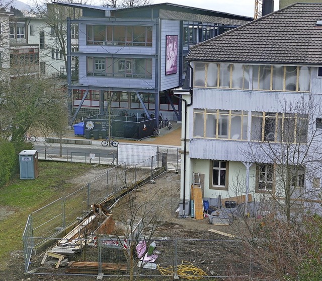 Die Bauarbeiten am Haus in der Baumgar...nzentrum einziehen soll, gehen voran.   | Foto: Dora Schls