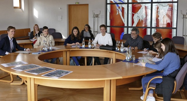 Das Jugendgremium bei der Arbeit zusammen mit Bürgermeister und Gemeinderäten | Foto: Michael Maier Das Jugendgremium bei der Arbeit zusammen mit Bürgermeister und Gemeinderäten | Foto: Michael Maier