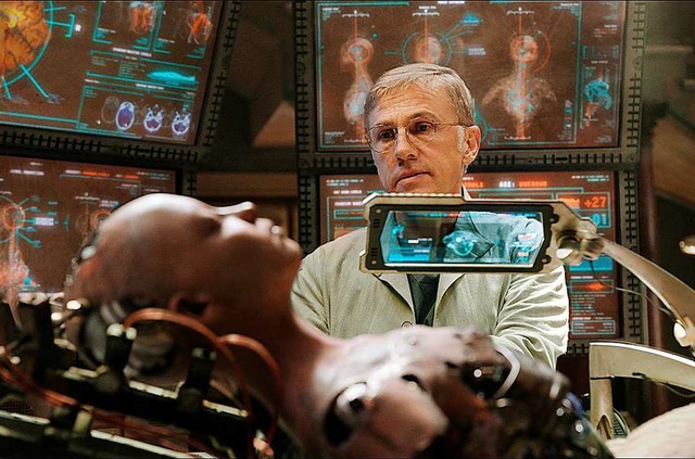 Cyber-Chirurg  Ido (Christoph Waltz) e...t Alita (Rosa Salazar) zu neuem Leben.  | Foto: dpa