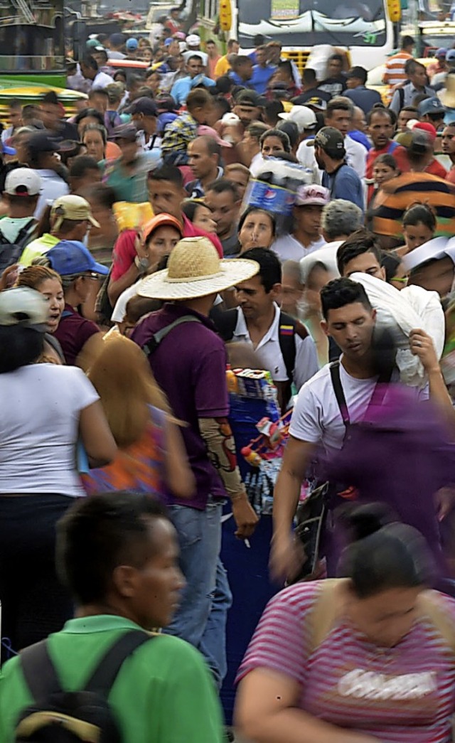 Viele Menschen passierten die Grenze z...der Krise in Venezuela zu entfliehen.   | Foto: AFP