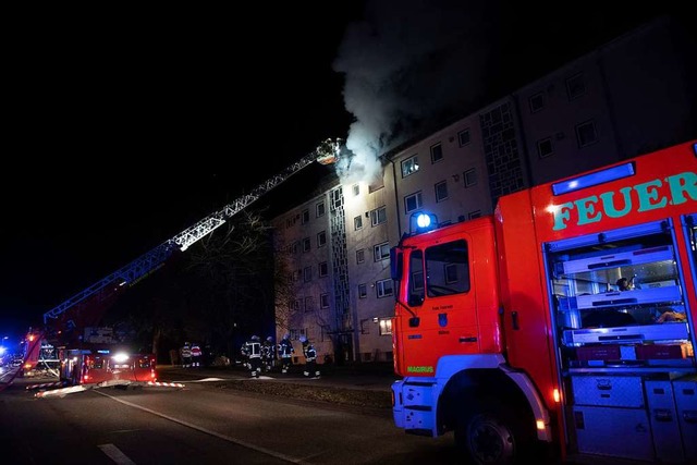 Die Feuerwehr war mit der Drehleiter im Einsatz.  | Foto: Volker Mnch