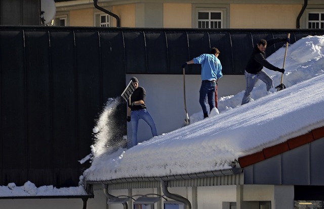 Nicht nur in den Alpen, auch im Schwar...gen Helfern vom Schnee befreit werden.  | Foto: christiane sahli