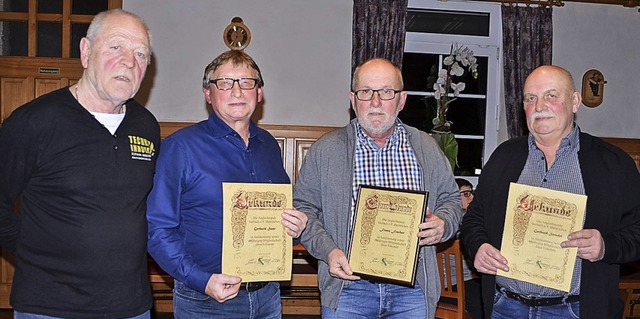 Lothar Murawski ehrte Gerhard Saar, Fr... Treue zu den Anglerfreunden Sasbach.   | Foto: Roland Vitt