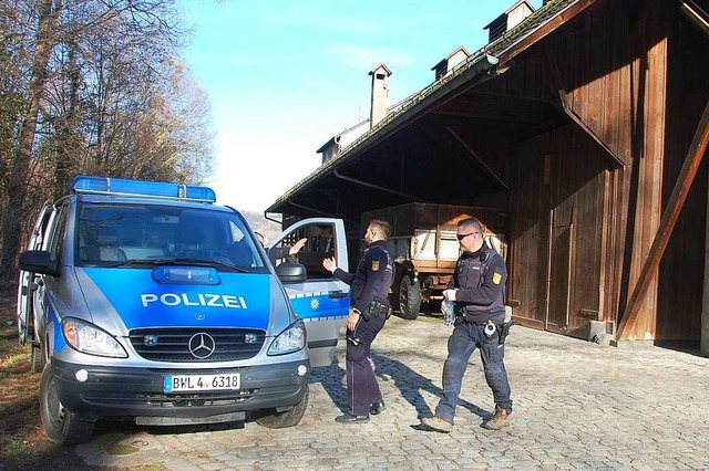Nach Beendigung der Hausbesetzung: Die Weiler Polizeibeamten rcken wieder ab.  | Foto: Herbert Frey