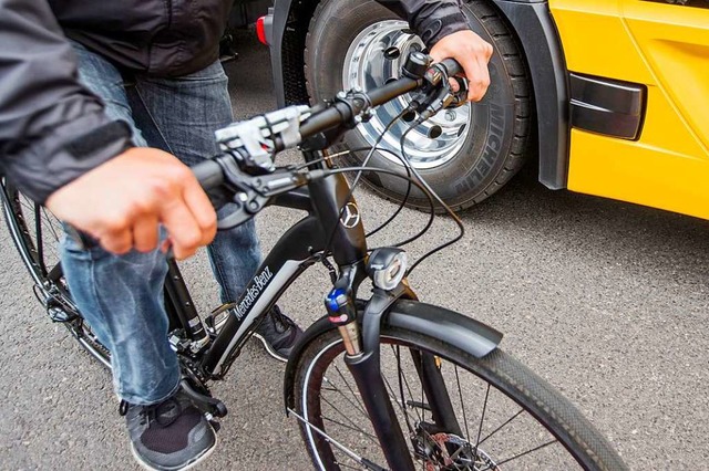 Der Radfahrer fuhr gegen eine Autotr (Symbolbild)  | Foto: dpa