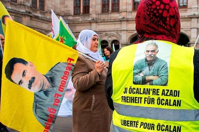 Die Polizei löst Kurdenmarsch in Karlsruhe auf