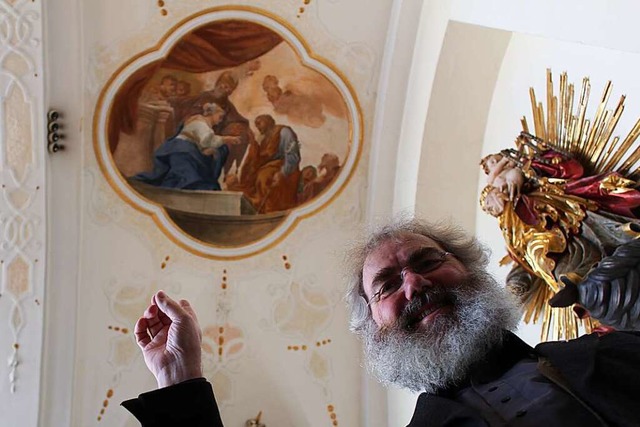 Pfarrer Klemens Armbruster bietet in S...seiner Frau Maria einen Ring ansteckt.  | Foto: Erich Krieger