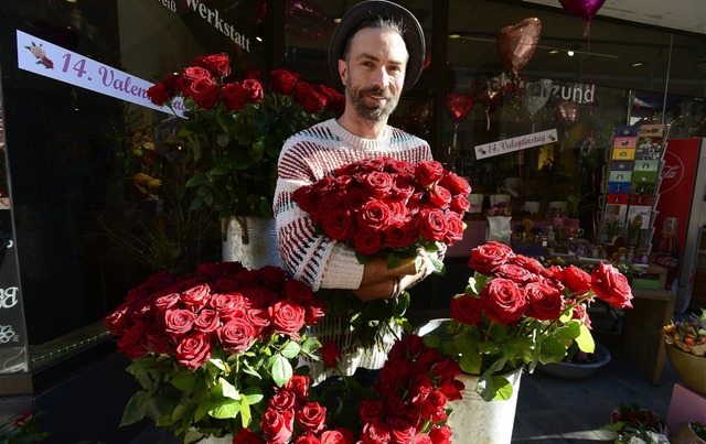 Florist Christian Wei hat sich fr den Valentinstag  mit Rosen eingedeckt.   | Foto: Ingo schneider