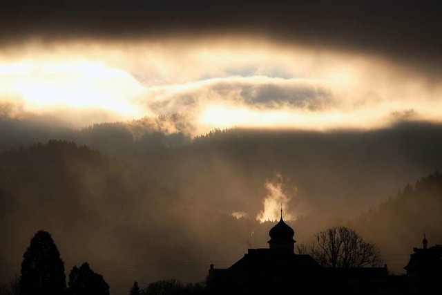 Sonne bricht durch den Morgennebel - Heitersheimer Schloss.  | Foto: Harald Hfler