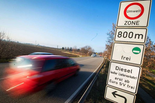 Ab Mrz drfen Autos und Laster ohne g...ehr durch Freiburg rollen. Symbolbild.  | Foto: dpa