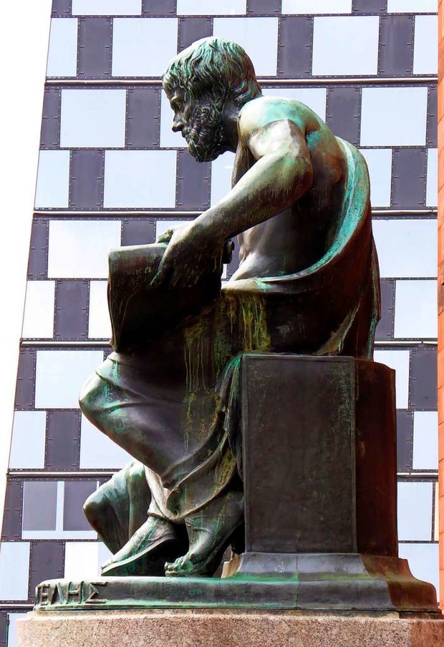 Aristoteles vor der Glasfassade der neuen Uni-Bibliothek  | Foto: Bernhard Teufel