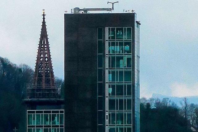 Steht die Spitze des Münsterturms plötzlich auf dem Bahnhofsturm?