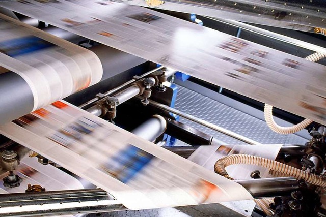 Die Druckmaschine macht Tempo. So entstehen bis zu 120000 Zeitungen pro Stunde.  | Foto: KBA