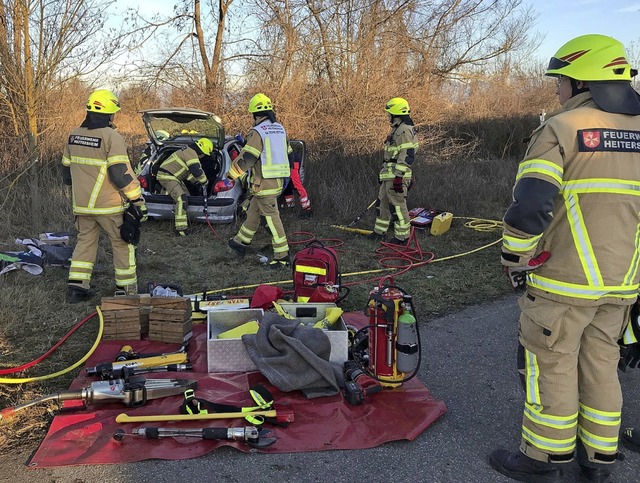 Im Bereich des Autobahnzubringers Heit...hr eine Frau aus ihrem Auto befreien.   | Foto: Feuerwehr Heitersheim