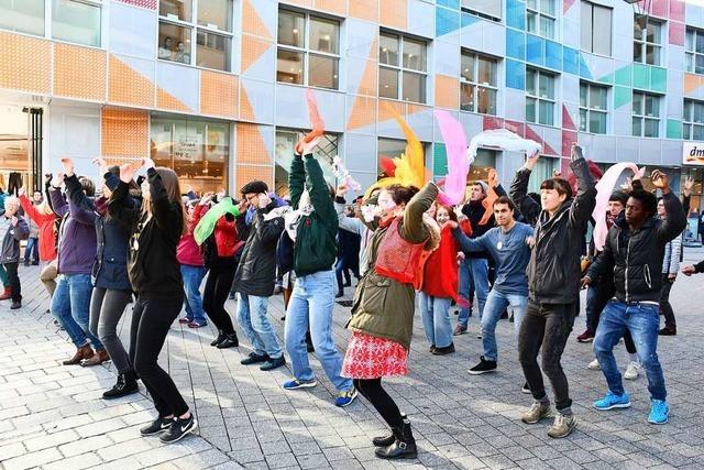 Lrracherinnen machen tanzend auf Gewalt gegen Frauen aufmerksam