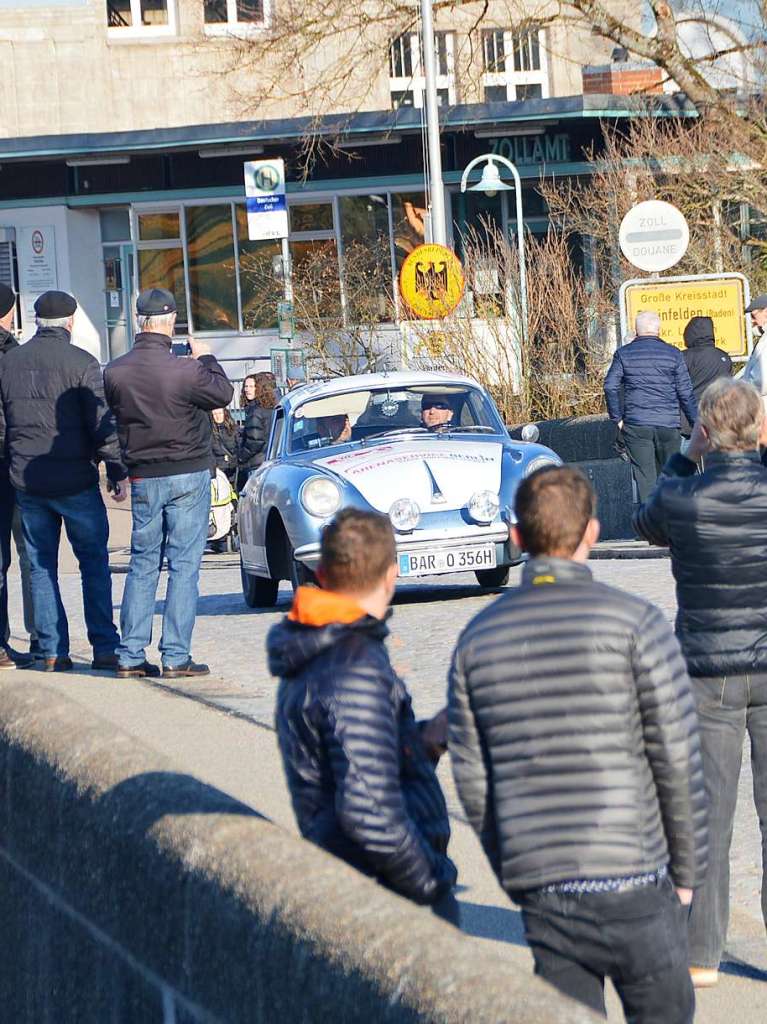 Bei Bilderbuchwetter blieben die Passanten gerne stehen, um Fahrzeuge, die seit langem aus dem Straenbild verschwunden sind, an sich vorbeiziehen zu lassen.