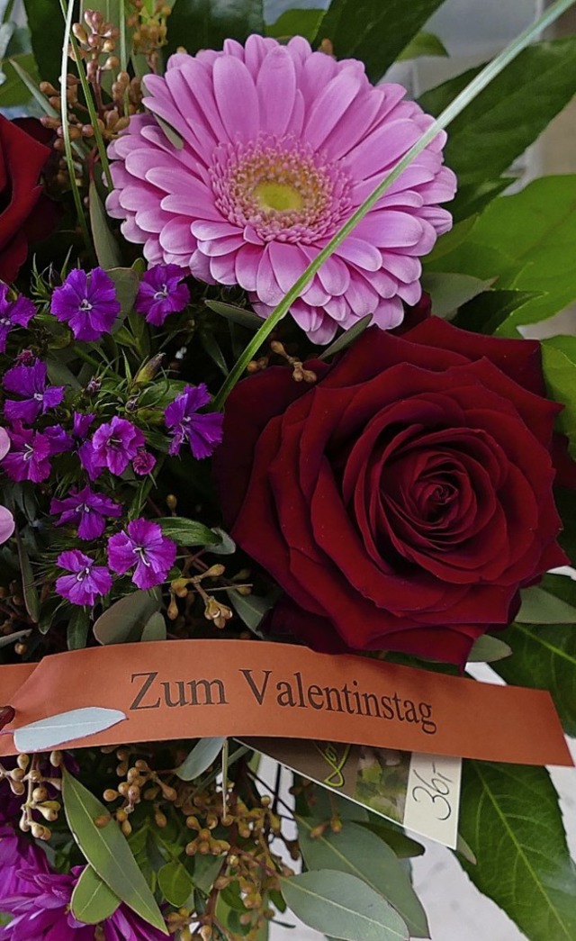 Blumen in allen Farben werden zum Vale...tscheidet sich fr einen Rosenstrau.   | Foto: Tanja Bury