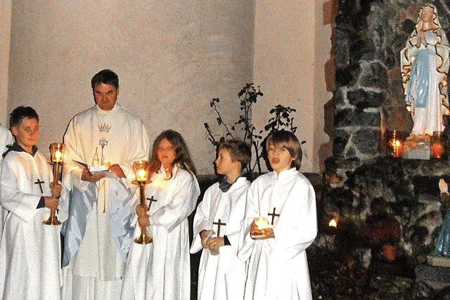 Mit brennenden Kerzen zur Lourdes-Grotte