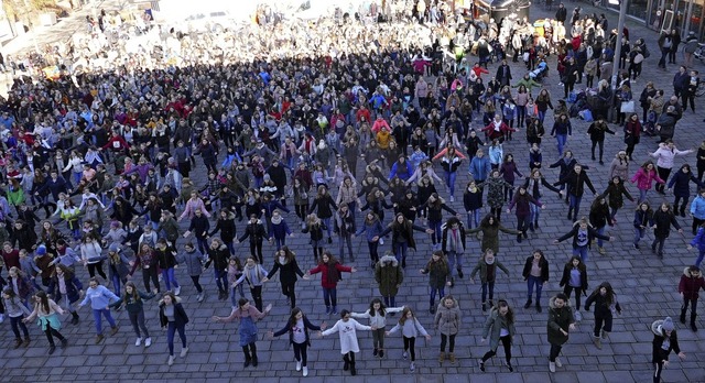 Rund 500 Teilnehmerinnen tanzten am Do...ag zur Mittagszeit auf dem Marktplatz. 