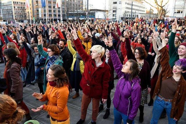 Mehr als 500 Menschen tanzen gegen Gewalt an Frauen in Freiburg