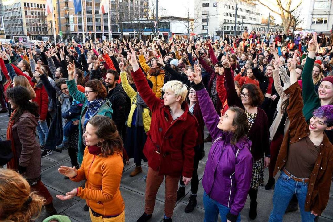 Hunderte Frauen und wenige Männer tanz...erstagabend gegen Gewalt gegen Frauen.  | Foto: Thomas Kunz