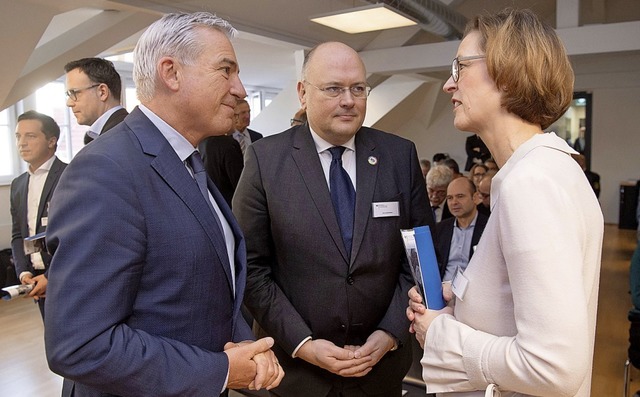 Innenminister Thomas Strobl (CDU, link...der Erffnung des Bros in Stuttgart.   | Foto: dpa