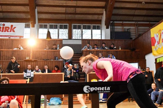 Kultverdchtig: Tischtenniskopfball in der Lahrer Gromarkthalle.  | Foto: Sebastian Khli