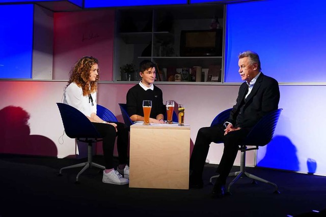 Erfolgstrainer Ottmar Hitzfeld im Gesp...gt&#8220; im Kreisgymnasium Neuenburg.  | Foto: Benedikt Hecht