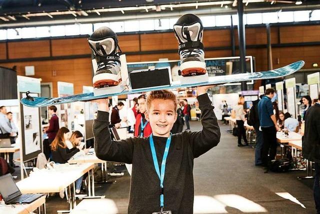 Ein Elektromagnet verbindet Schuh und Snowboard