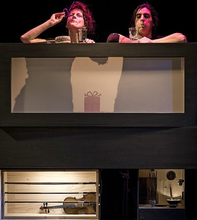Teresa Grebtschenko (l.) und   Marie S... mit Seifenwasser und Strohhalm Musik.  | Foto: Marc Doradzillo