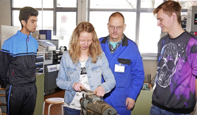 In der Metallwerkstatt lernten die Neu...g eines Schlsselanhngers aus Metall.  | Foto: Eva Korinth