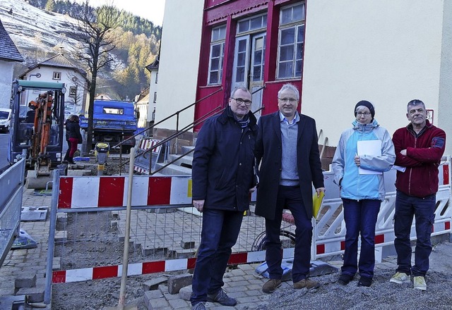 Nehmen den Sanierungsstand unter die L...Gianni Proietto vor dem Walliser-Haus.  | Foto: Sarah Trinler