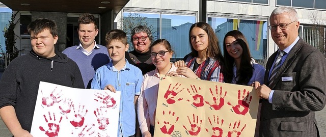 Dustin Gimbel, Lehrer Yannik Fury, Eza...B Dietz ihre &#8222;Red Hands&#8220;.   | Foto: Stadtverwaltung