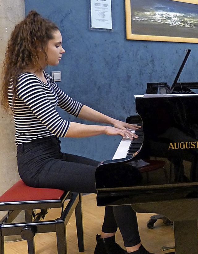 Die Ihringer Pianistin Theresa Flsch ...boten die  Lilientaler Alphornblser.   | Foto: Susanne Bremer