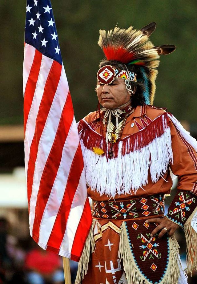 Ein Huptling der Oglala Sioux, aufgen...2010 in Pine Ridge, South Dakota, USA.  | Foto: dpa