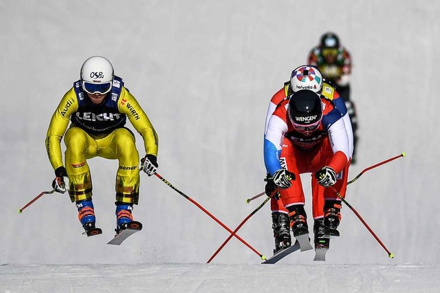 Florian Wilmsmann (links) aus Deutschl...der Schweiz fahren im Finale ins Ziel.  | Foto: dpa