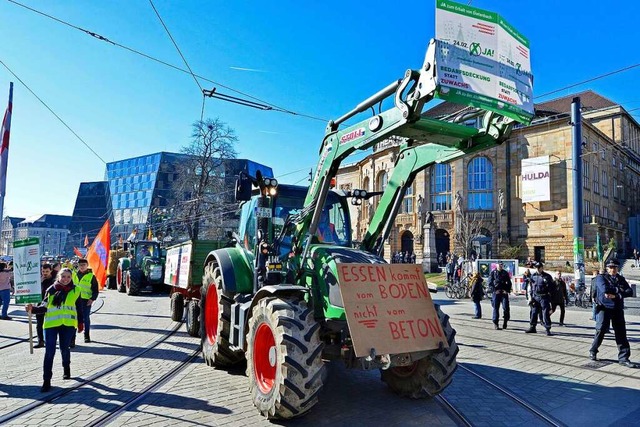 Landwirte aus der Region demonstrieren im Freiburger Stadtzentrum.  | Foto: Michael Bamberger