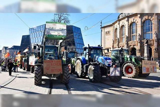 Fotos: Traktor-Demo gegen Dietenbach am Platz der Alten Synagoge