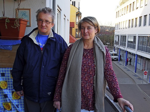Regina Jablowski (links) lebt seit 15 ...echts Sozialarbeiterin Sandra Modrok.   | Foto:  Burkhardt