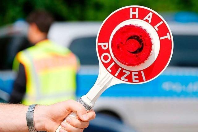 Alfa Romeo-Fahrer flchtet vor Polizeikontrolle und kracht in eine Hauswand