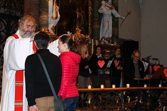 Hhepunkt des Valentinsgottesdienstes:...aare durch Pfarrer Klemens Armbruster   | Foto: Erich Krieger