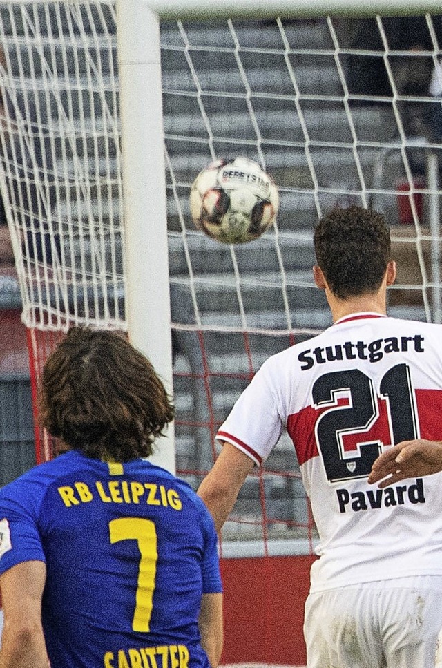 VfB-Verteidiger Benjamin Pavard schaut...Marcel Sabitzer zum 2:1 fr Leipzig.    | Foto:  dpa