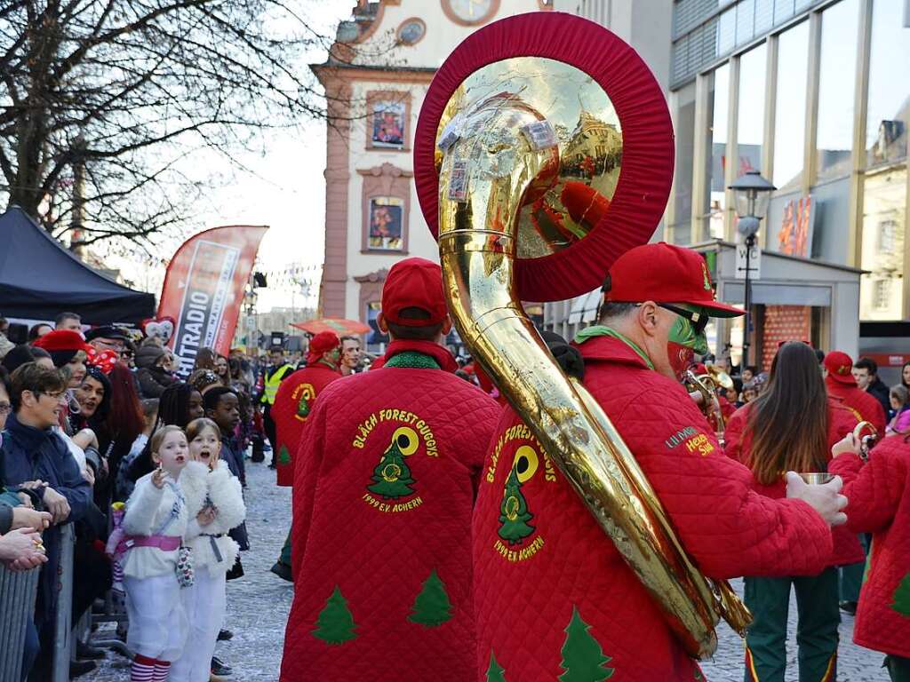 Frhlingshafte Temperaturen begleiteten den Narrentag in Offenburg 2019.