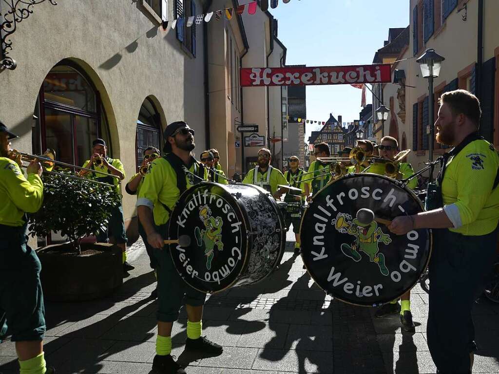 Frhlingshafte Temperaturen begleiteten den Narrentag in Offenburg 2019.