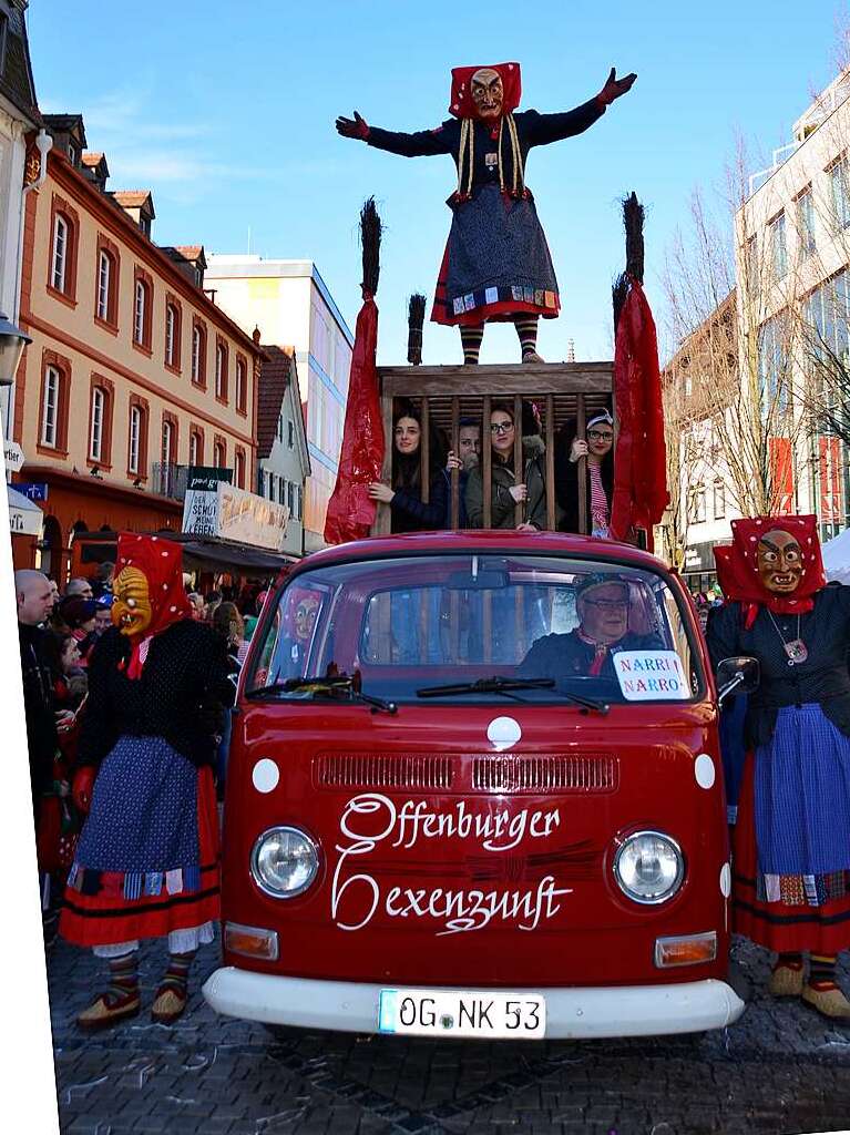 Frhlingshafte Temperaturen begleiteten den Narrentag in Offenburg 2019.