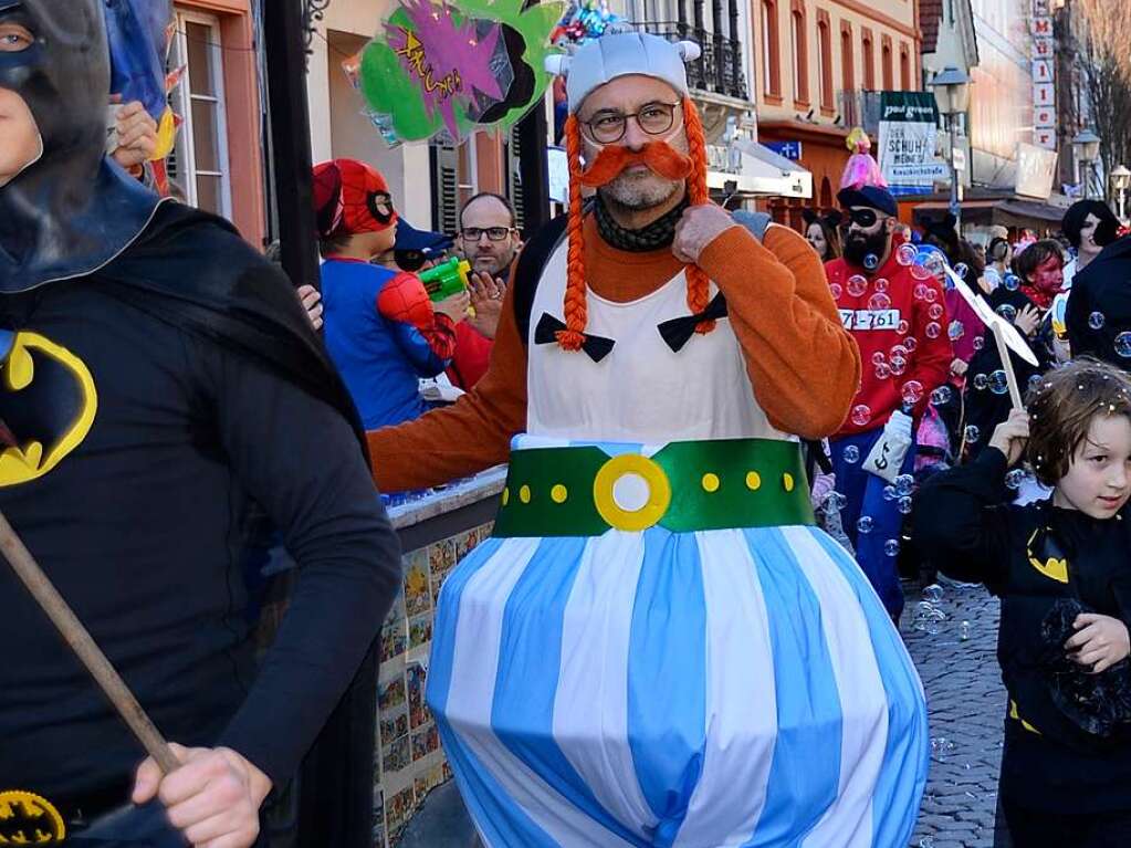 Frhlingshafte Temperaturen begleiteten den Narrentag in Offenburg 2019.