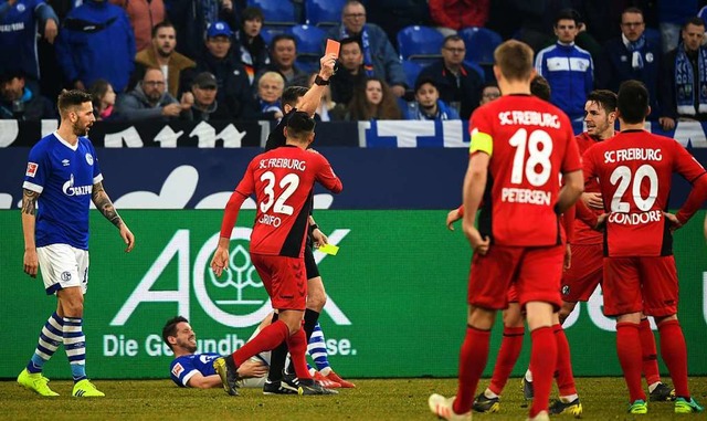 Schiedsrichter Willenborg zeigt Christian Gnther Freiburg die Gelb-Rote Karte.  | Foto: dpa
